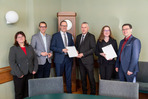 Fachamtsleiterin Manuela Kehrer, Beigeordneter Mario M&uuml;ller, Digitalminister Dirk Panter, Landrat Carsten Michaelis, Dezernentin Annegret von Lindeman und Steffen Lehmann, Referatsleiter im Digitalministerium (v. l.). bei der &Uuml;bergabe der Bescheide