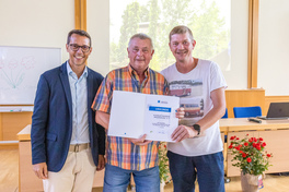 Beigeordneter Mario M&uuml;ller &uuml;berreicht den Vertreter der Kleingartenanlage Wiesengrund die Urkunde f&uuml;r den 1. Platz im Wettbewerb