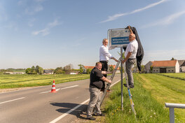 Landrat Carsten Michaelis, B&uuml;rgermeister Tobias B&auml;r und Gemeinderat Enrico Stritzl enth&uuml;llen das letzte Willkommensschild. 