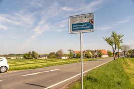 Ein Schild mit der Aufschrift Willkommen im Landkreis Zwickau