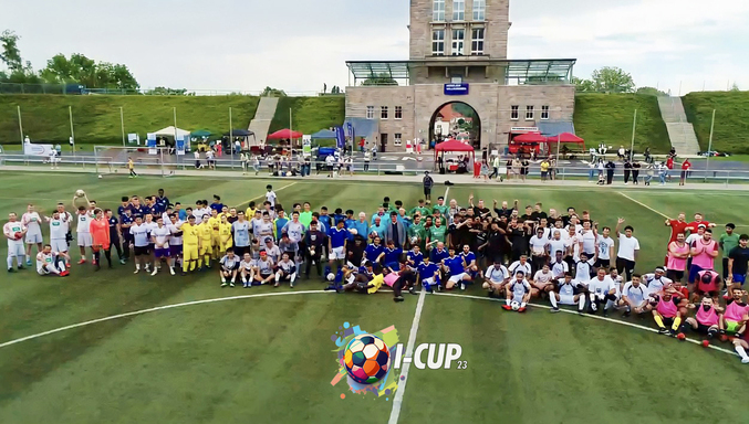 Gemeinsames Foto aller Mannschaften bei der Er&ouml;ffnung des I-CUPs