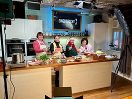 Rebecca Klukas mit ihren ukrainischen G&auml;sten bei der Aufzeichnung der Kochshow