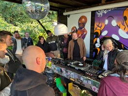 DJ Mathias Kaden zusammen mit den Workshop-Teilnehmenden