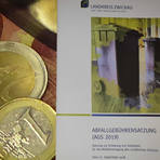 Foto Abfallgeb&uuml;hrensatzung mit Geldst&uuml;cken