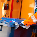 Symbolbild f&uuml;r Abfallentsorgung mit Entsorgungsfahrzeug und Abfalltonne