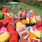 Foto eines Joghurtglases hinter vielen Joghurtbechern