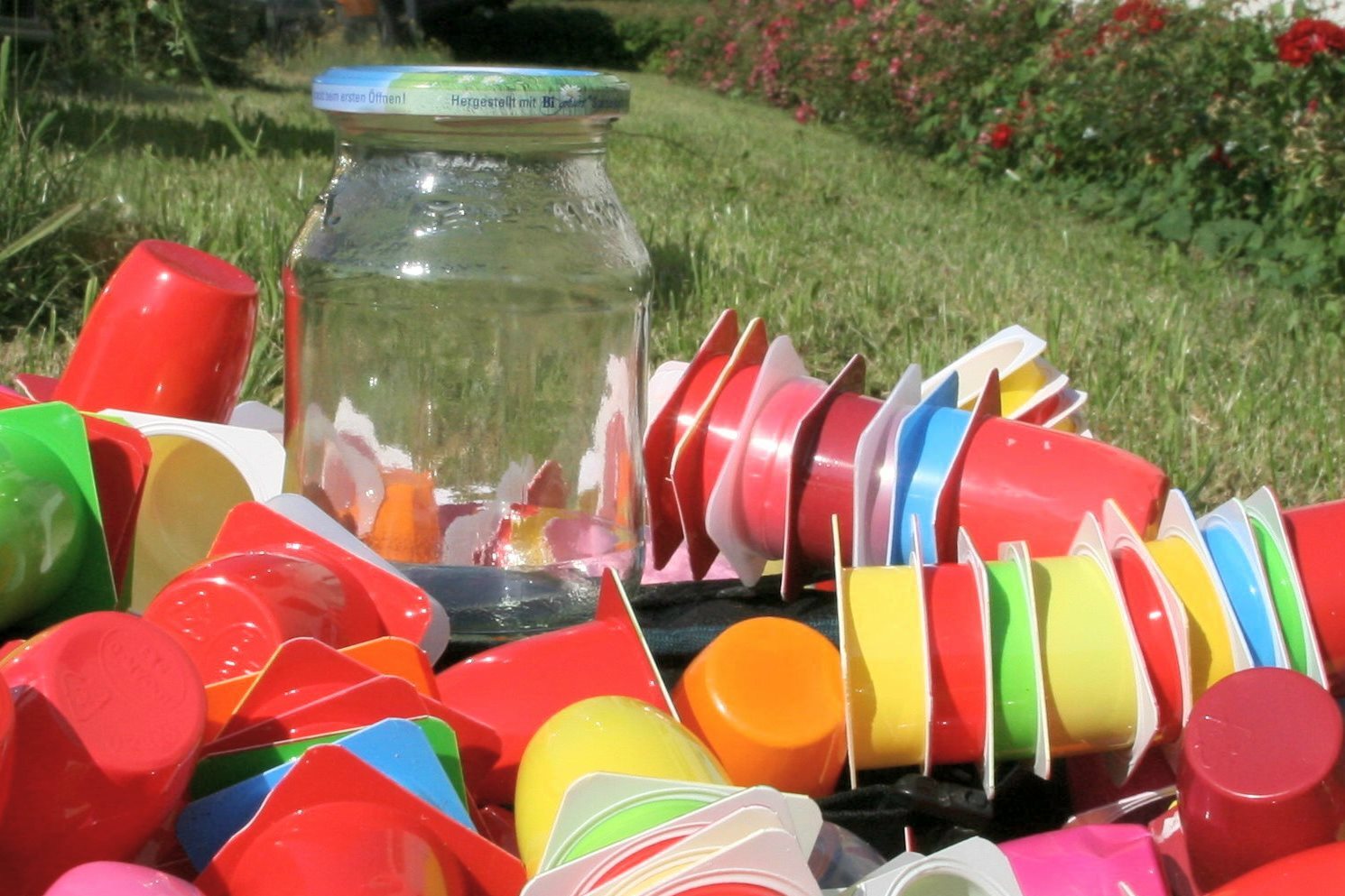 Foto eines Joghurtglases hinter vielen Joghurtbechern