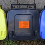 Tonne mit Beanstandungsaufkleber