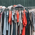 Foto von auf einer Stange aufgeh&auml;ngter bunter Kleidung