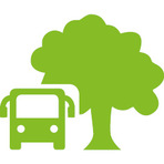 durch tief h&auml;ngende &Auml;ste behindertes Entsorgungsfahrzeug