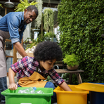 Foto eines Kindes, das Abf&auml;lle in verschiedene Tonnen wirft