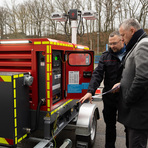 Kreisbrandmeister Alexander L&ouml;chel erl&auml;utert Landrat Carsten Michaelis die mobile Netzanlage