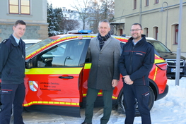Landrat Carsten Michaelis und Kreisbrandmeister Alexander L&ouml;chel vor dem neuen Kommandowagen
