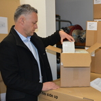 61 Kalium-Jodid-Tabletten lagerten im Feuerwehrtechnischen Zentrum - Landrat Carsten Michaelis bei der Begutachtung