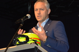 Landrat Carsten Michaelis bedankt sich bei den Einsatzkr&auml;ften