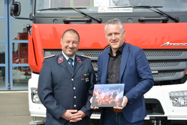 Kamerad Philipp betrachtete mit Landrat Carsten Michaelis den neuen Bildband