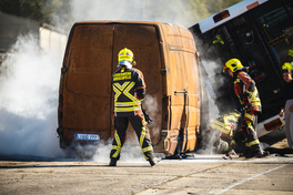 Die Feuerwehr Hirschfeld bei der Brandbek&auml;mpfung w&auml;hrend der &Uuml;bung