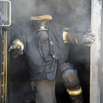 ein Feuerwehrmann beim Verlassen des Containers