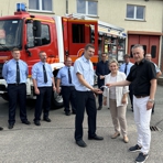 &Uuml;bergabe des Fahrzeugschl&uuml;ssels des Katastrophenschutzfahrzeuges an die Feuerwehr Neukirchen