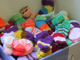 von vielen flei&szlig;igen H&auml;nden gestrickte S&ouml;ckchen