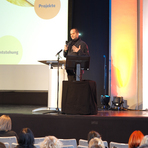 Auf dem Bild Stefan Schwall von Apeiros bei seinem Referat