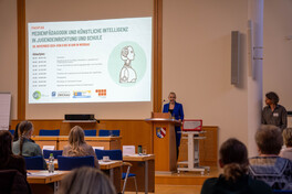 Annett Meylan w&auml;hrend der Er&ouml;ffnung