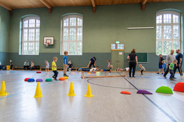 Die Kleinsten haben beim Start des Projektes Sportzwerge in der Turnhalle in Zwickau viel Spa&szlig;.