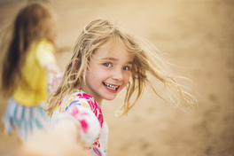 M&auml;dchen freut sich