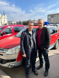 Hudym Andriy Bogdanovych, stellvertretender B&uuml;rgermeister von Wolodymyr, freut sich &uuml;ber den Kommandowagen