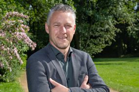 Landrat Carsten Michaelis vor dem Hintergrund der Parkanlage am Schwanenteich