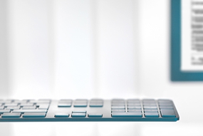 Ausschnitt einer Tastatur und eines Bildschirms