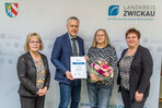 Elke Heinig (2. v. r.) erhielt von Landrat Carsten Michaelis im Beisein von Umweltamtsleiterin Brit Wendler und Sachgebietsleiterin Naturschutz Mandy Zisowsky ihre Berufungsurkunde