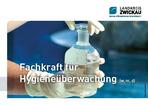 H&auml;nde in Schutzhandschuhen halten eine Glasflassche mit einer Wasserprobe - Text Fachkraft Hygiene&uuml;berwachung