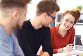 zwei junge M&auml;nner im B&uuml;ro und eine junge Frau im Hintergrund mit Blick nach vorn 