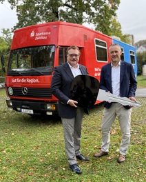 Andreas Fohrmann, Vorstandsvorsitzender der Sparkasse Zwickau &uuml;bergab den symbolischen Schl&uuml;ssel an Landrat Carsten Michaelis.