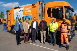 Landrat Carsten Michaelis (zweiter von links) &uuml;bergab gemeinsam mit dem Beigeordneten Mario M&uuml;ller (links im Bild) ein CNG-betriebenes Abfallsammelfahrzeug