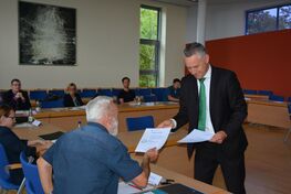 Zweiter Beigeordneter Carsten Michaelis &uuml;berreicht zur Auftaktveranstaltung die Berufungsurkunden f&uuml;r die Mitglieder des Klimabeirates