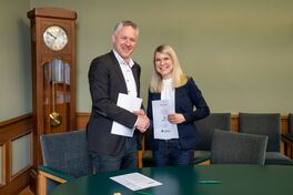Landrat Carsten Michaelis und Julia Thom&auml;, Regionalcenterleiterin der Region Zwickau der AOK PLUS bei der Unterzeichnung des Vertrages