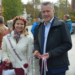 Landrat Carsten Michaelis erhielt von der Rosenprinzessin Lichtensteins ein St&uuml;ck Band zur Erinnerung