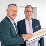 Landrat Carsten Michaelis tr&auml;gt sich im Beisein von Landrat Dietmar Allgaier in das G&auml;stebuch des Landkreises Ludwigsburg ein