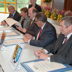 Vertragsunterzeichnung Partnerlandkreise