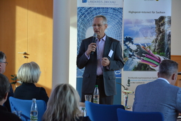 auf dem Foto zu sehen ist Reinhard Jung, Leiter des Breitbandkompetenzzentrums, welcher die Veranstaltung moderierte