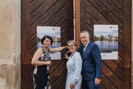 Josefina Ofner, Leiterin des Verbindungsb&uuml;ro des Freistaates Sachsen in Orag, Barbara Klepsch, S&auml;chsische Staatsministerin f&uuml;r Kultur und Tourismus und Carsten Michaelis, Landrat (v. l. n. r.) 