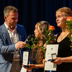 Moderator Andr&eacute; Hardt begl&uuml;ckw&uuml;nscht Sportlerinnen