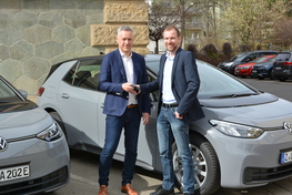 Landrat Carsten Michaelis &uuml;bernimmt symbolisch die ersten beiden Fahrzeuge