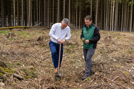 Landrat Carsten Michaelis &uuml;bernahm den ersten Spatenstich