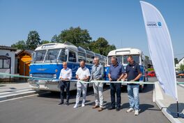 Torsten Stanko vom Landesamt f&uuml;r Stra&szlig;enbau und Verkehr, B&uuml;rgermeister Daniel R&ouml;thig, Landrat Carsten Michaelis, Anwohner Heiko Wolf und Torsten Wagenknecht von der VSTR GmbH Reichenbach bei der symbolischen Freigabe mittels Banddurchschnitt
