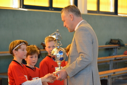 Landrat Carsten Michaelis &uuml;berreicht den Wanderpokal an die Siegermannschaft