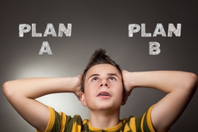 Symbolbild Ausbildung Jugendlicher blickt nach oben zu Plan A oder B