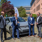 Staatsminister Christian Piwarz, Landrat Carsten Michaelis, Schulleiter Lutz Langer und Ronny Wolf, Leiter Logistik und Beschaffung Volkswagen Sachen, bei der symbolischen Schl&uuml;ssel&uuml;bergabe (v. l.).